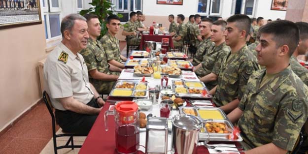 Hulusi Paşa Mehmetçikle iftar yaptı