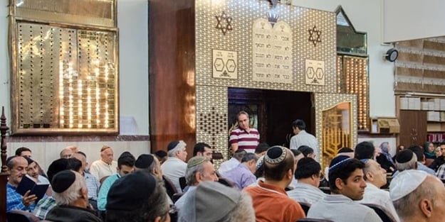 Humeyni, Sinagog'ta anıldı