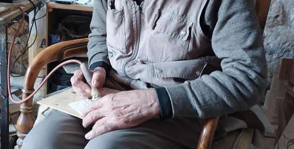 Hünerli eller, uygarlıkların izlerini ahşaba işliyor