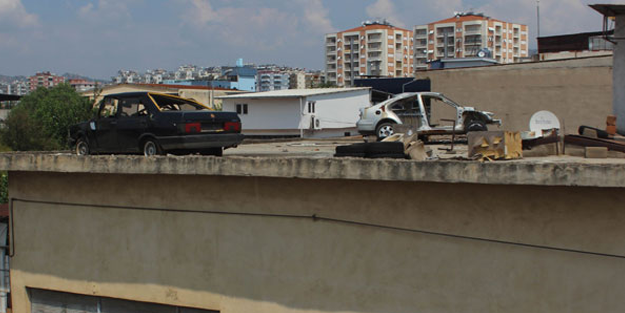 Hurda arabaları çatıda saklıyorlar!