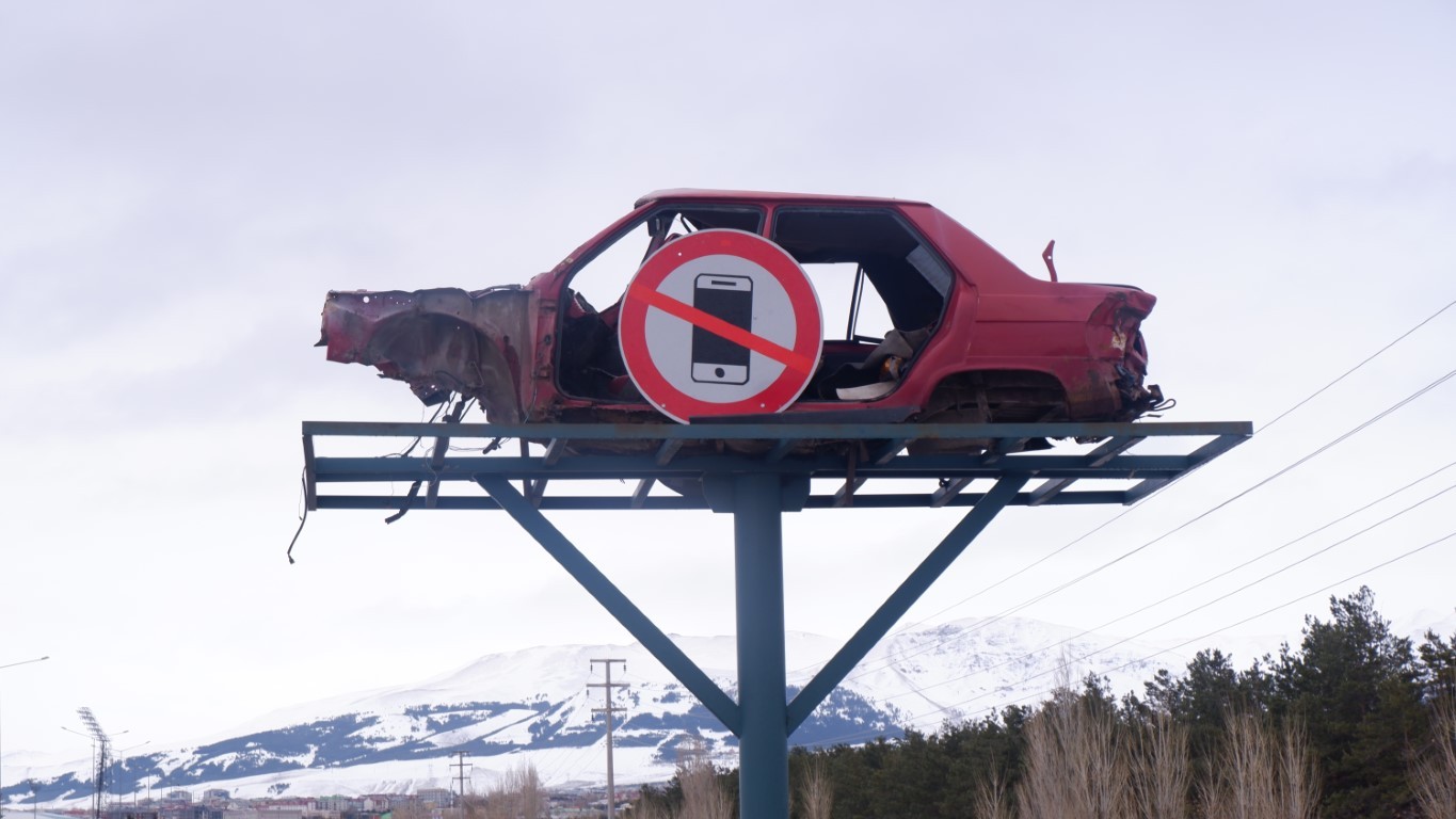 Hurda araçları yol kenarlarına koydular!