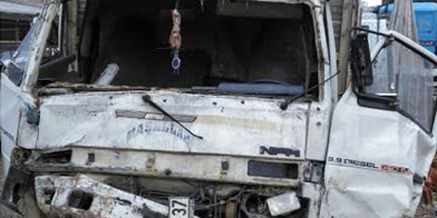 Hurda kamyonu hurdaya döndü