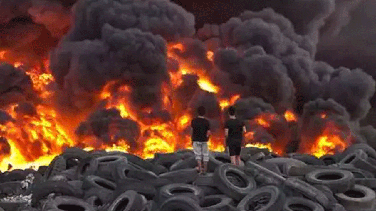 Hurda lastik yangını D-400 Karayolu'nu felç etti!