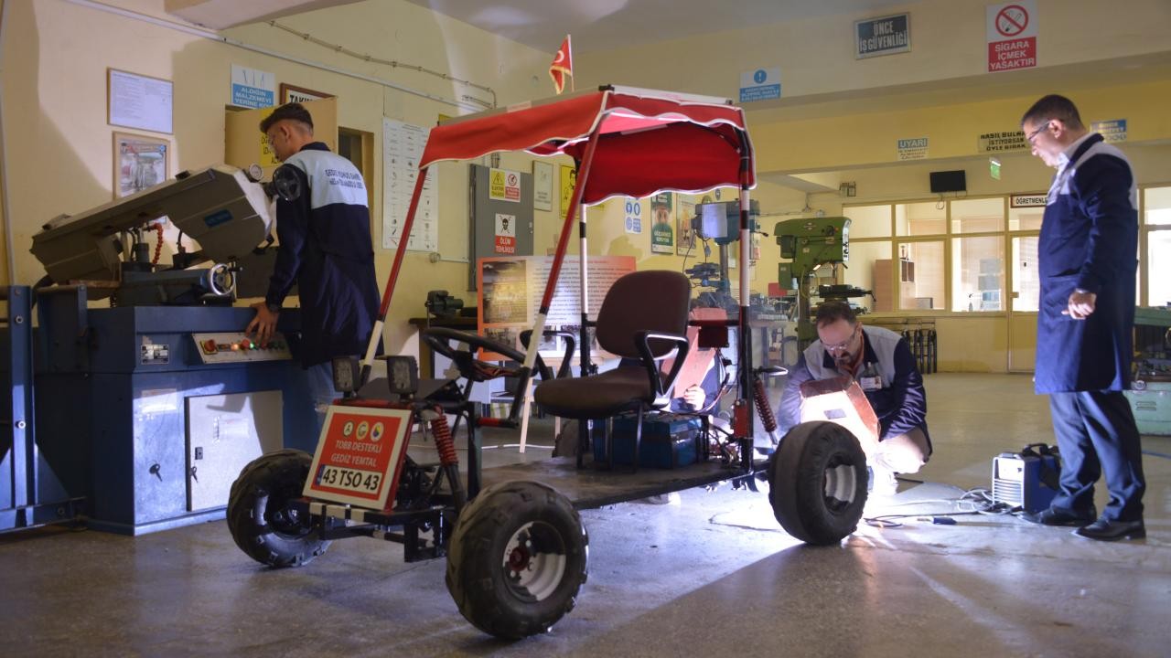 Hurda malzemelerden mini araç ürettiler