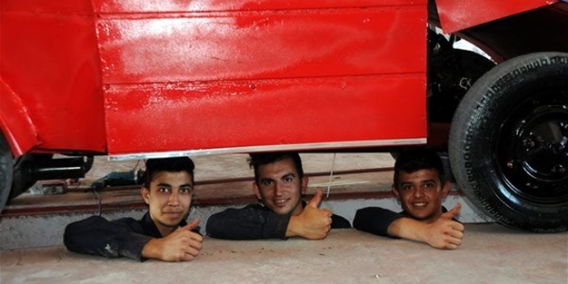 Hurda parçalardan mini 'Otomobil' ürettiler