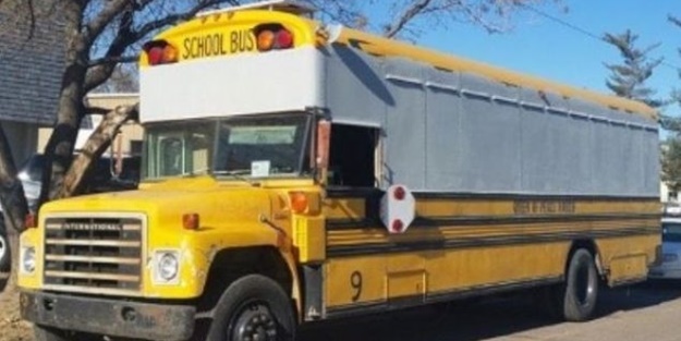 Hurda servisi karavana dönüştürdü!