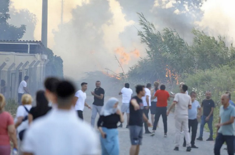 Hurda yakmak isterken mahalleyi yaktı ve tutuklandı: Mal kaybı çok büyük