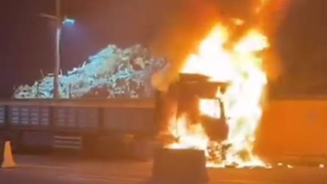 Hurda yüklü tır alev alev yandı