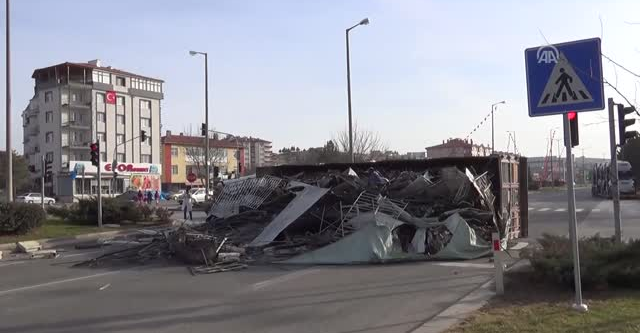Hurda yüklü TIR yola devrildi