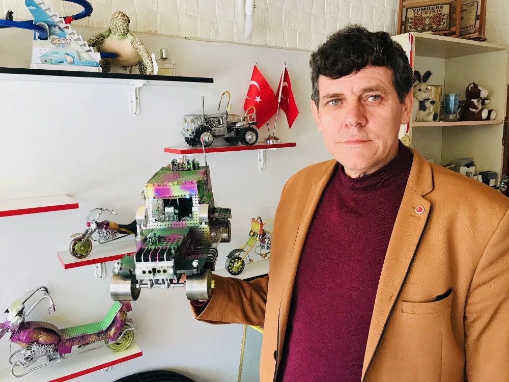 Hurdacıdan kilosu 2 liraya aldığı atık ürünlerle birbirinden ilginç oyuncak araçlar yapıyor 