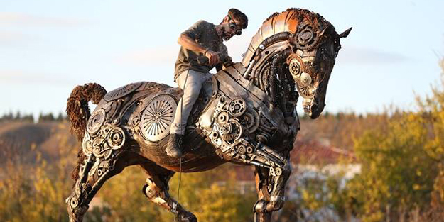 Hurdadan yaptığı metal at, kapıları açtı