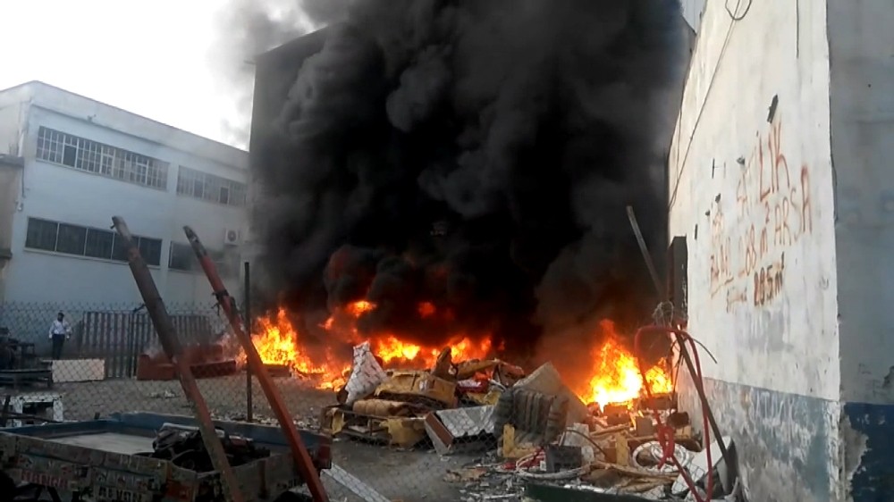 Hurdalık alanda çıkan yangın kumaş fabrikasına sıçramak üzereyken söndürüldü 