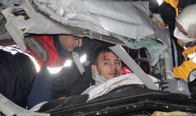 Hurdaya dönen araçtan sağ çıktı