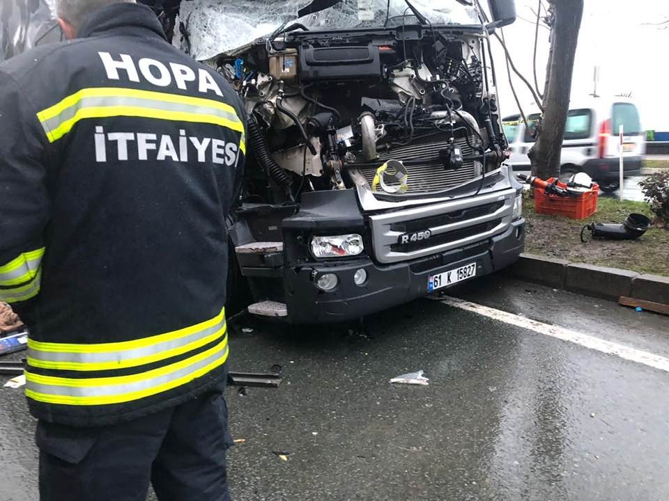 Hurdaya dönen araçtan sağ çıktılar 