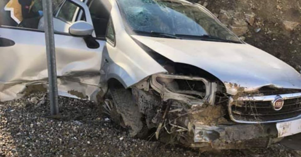 Hurdaya dönen araçtan sağ kurtuldu 