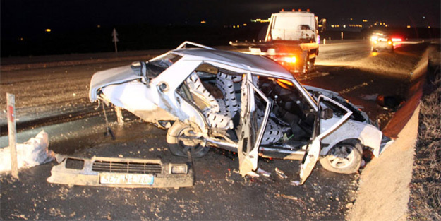 Hurdaya dönen araçtan sağ kurtuldular