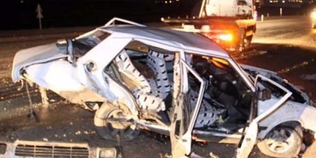 Hurdaya dönen araçtan sağ kurtuldular