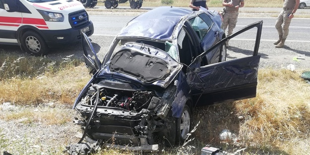 Hurdaya dönen araçtan sıyrıklarla kurtuldular!