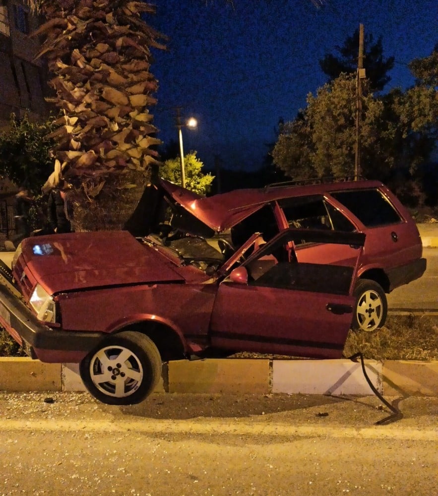 Hurdaya dönen otomobilde 3 kişi yaralındı 