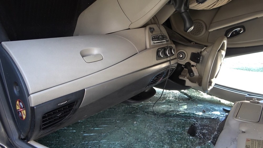 Hurdaya dönen otomobilden sağ çıktılar 