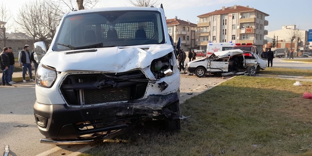 Hurdaya dönen otomobilden yaralı olarak kurtuldu