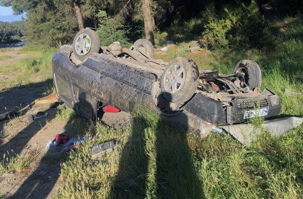 Hurdaya dönen otomobilin sürücüsü araçtan kendi imkanı ile çıktı 
