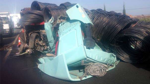 Hurdaya dönen TIR'da sağ çıktı