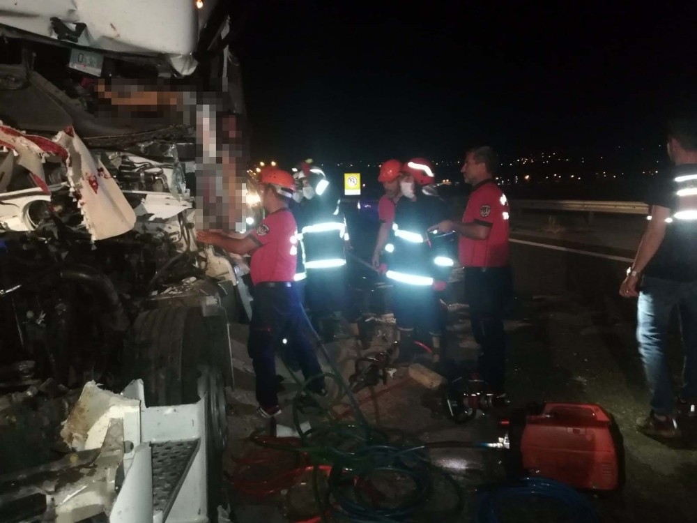Hurdaya dönen tırda sıkışan sürücü hayatını kaybetti 