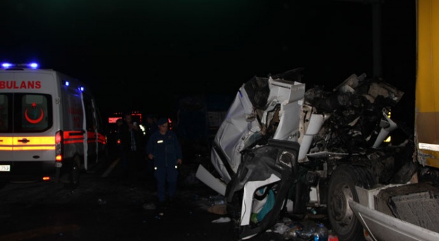 Hurdaya dönen TIR'dan sağ çıktı