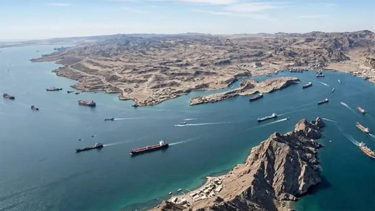 Hürmüz Boğazı’nda gelen geçen yol alıyor 33 gemi daha geçti