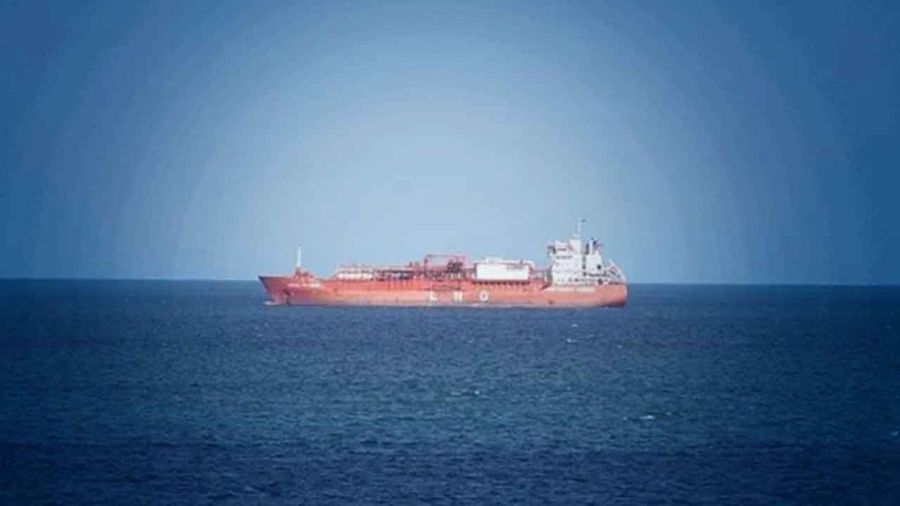 Hürmüz Boğazı'nda sıcak saatler! Bakan duyurdu: Türk gemisi geçti