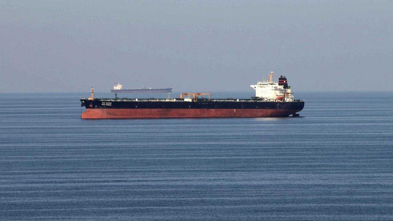 Hürmüz’de tankere bilinmeyen mühimmat isabet etti: Makine dairesinde yangın