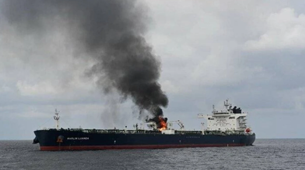 Hürmüz'de tansiyon zirvede: Bir tanker patladı, iki gemi geri döndü