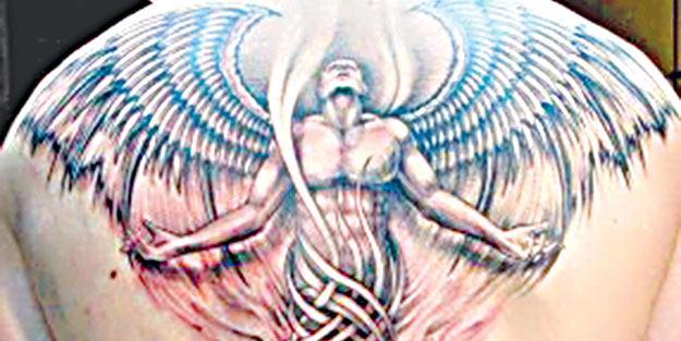 Hürriyet, başörtüsü ile dövmeyi bir tutuyor