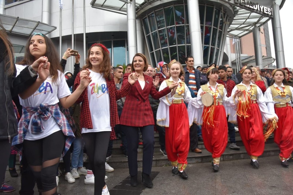 Hürriyet, çocuklarla halay çekti 