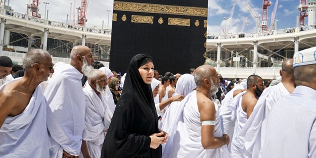 Hürriyet Yazarı Ayşe Arman Umre'de