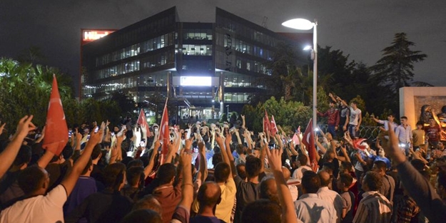 Hürriyet'in önünde Ülkücü yemini edildi