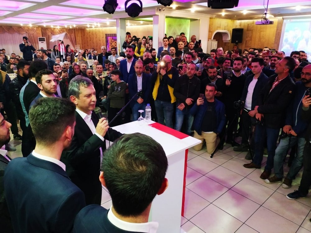 Hüseyin Avni Sipahi 18 Mart zaferini Demokrat Partiye katılan gençlerle kutladı 