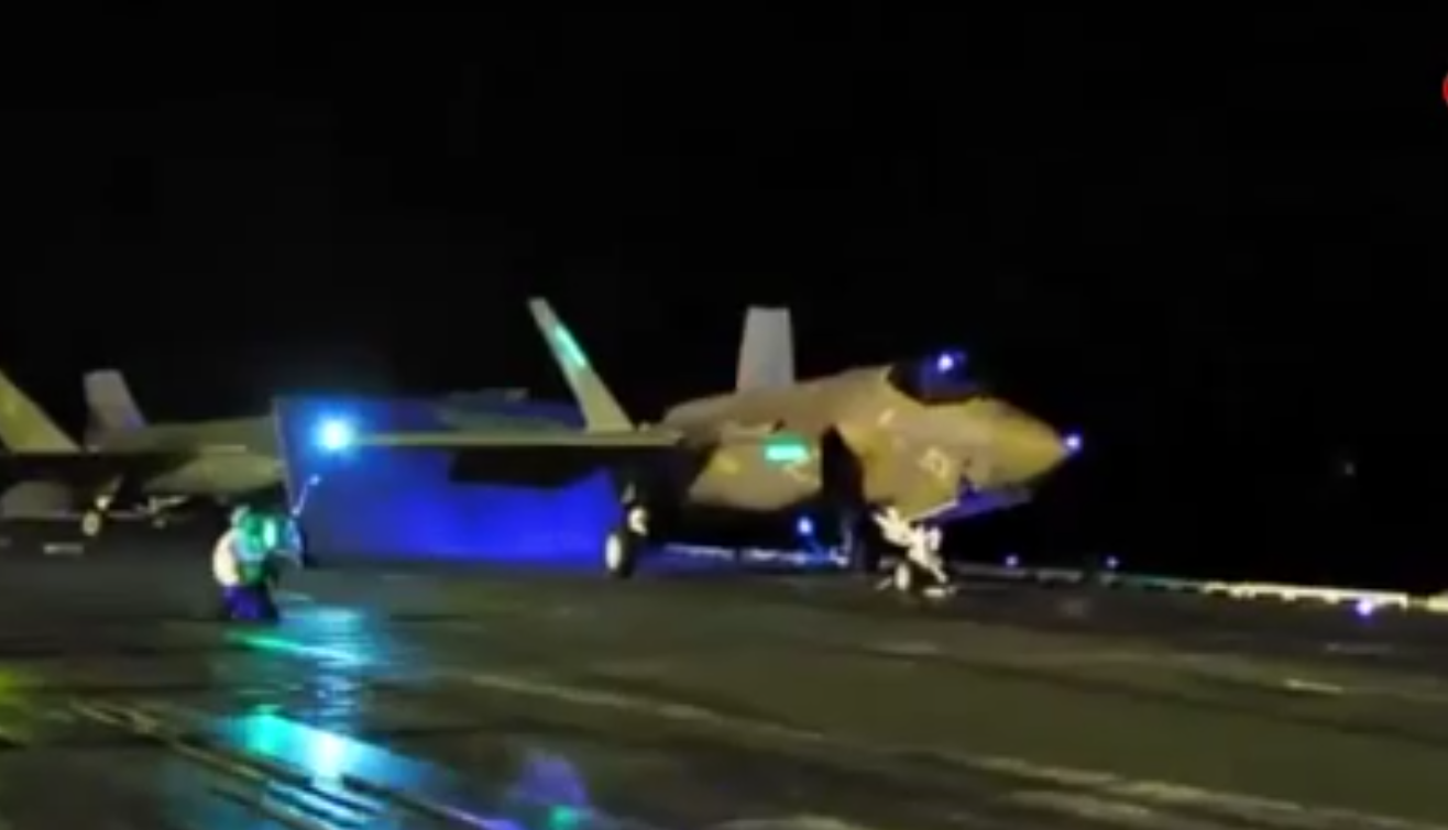 Husi'ler ABD savaş gemilerine saldırdı