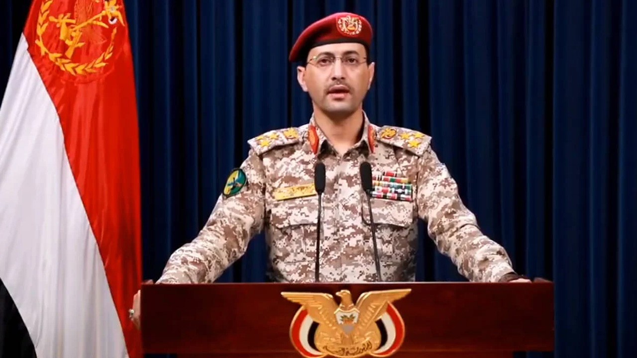 Husiler gemileri yaktı! ABD'yi tehdit ettiler