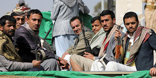 Husiler yeni silahlarını sergiledi