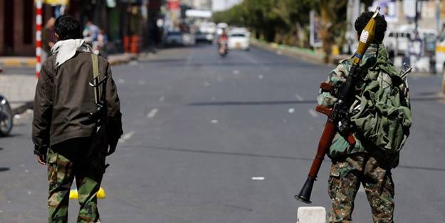 Husilerden yakıt istasyonuna füze saldırısı: Ölü ve yaralılar var