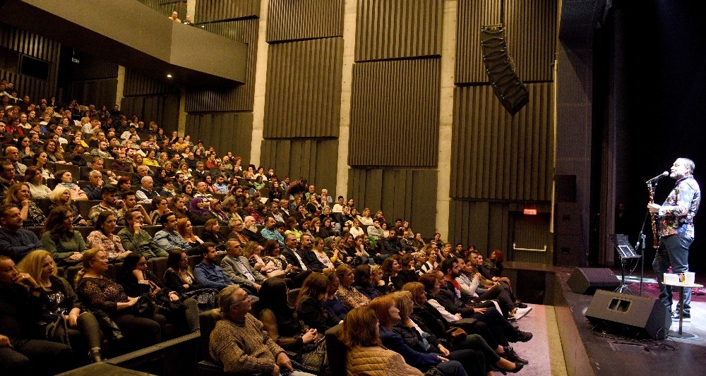 Hüsnü Şenlendirici, seyircilerle Harmandalı çaldı 