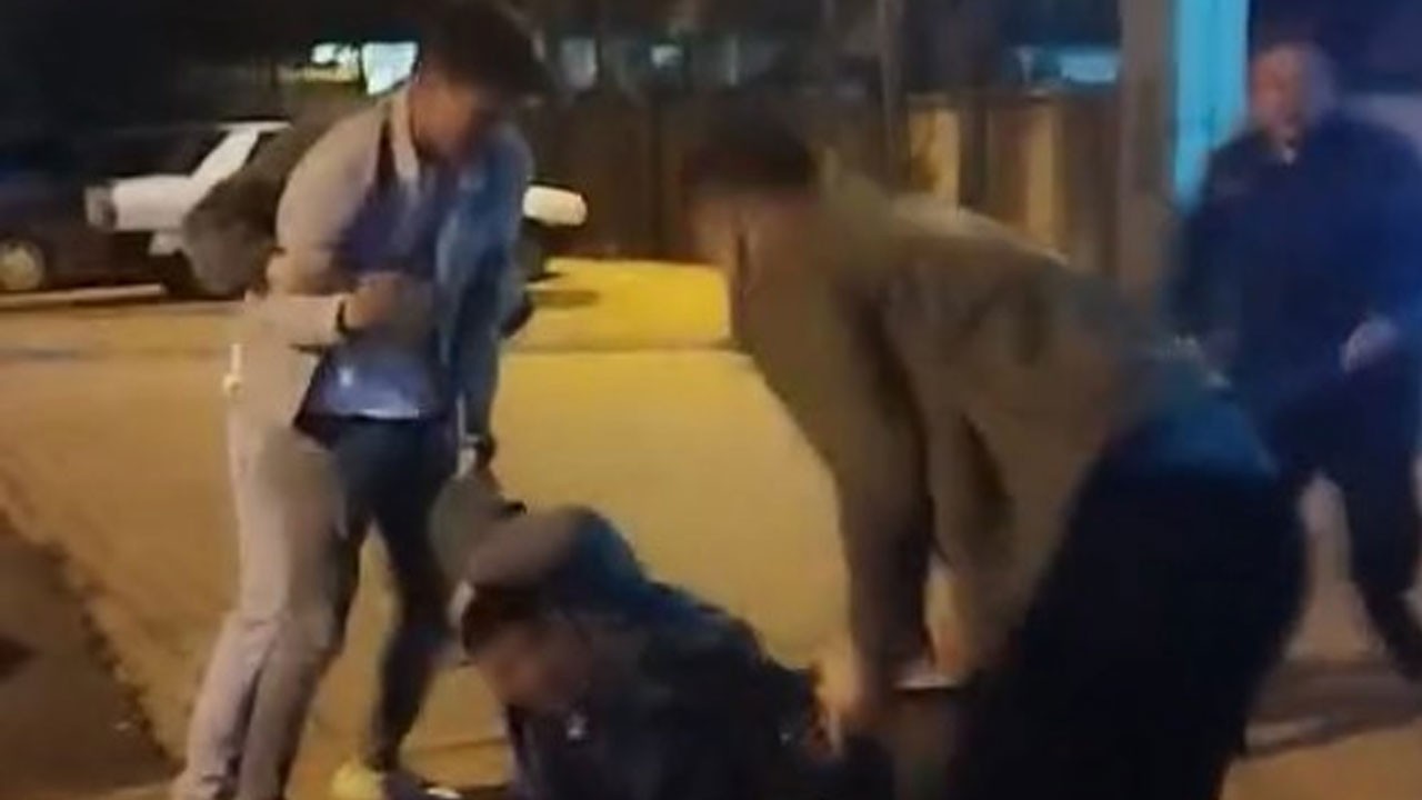 Husumetli aileler karakol çıkışı birbirini dövdü! 1 ağır yaralı