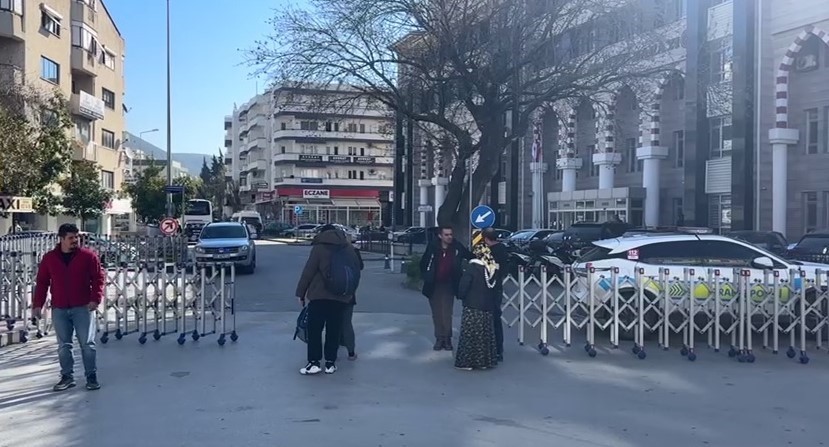 Husumetli iki ailenin kavgası Kuşadası’nda hayatı felç etti