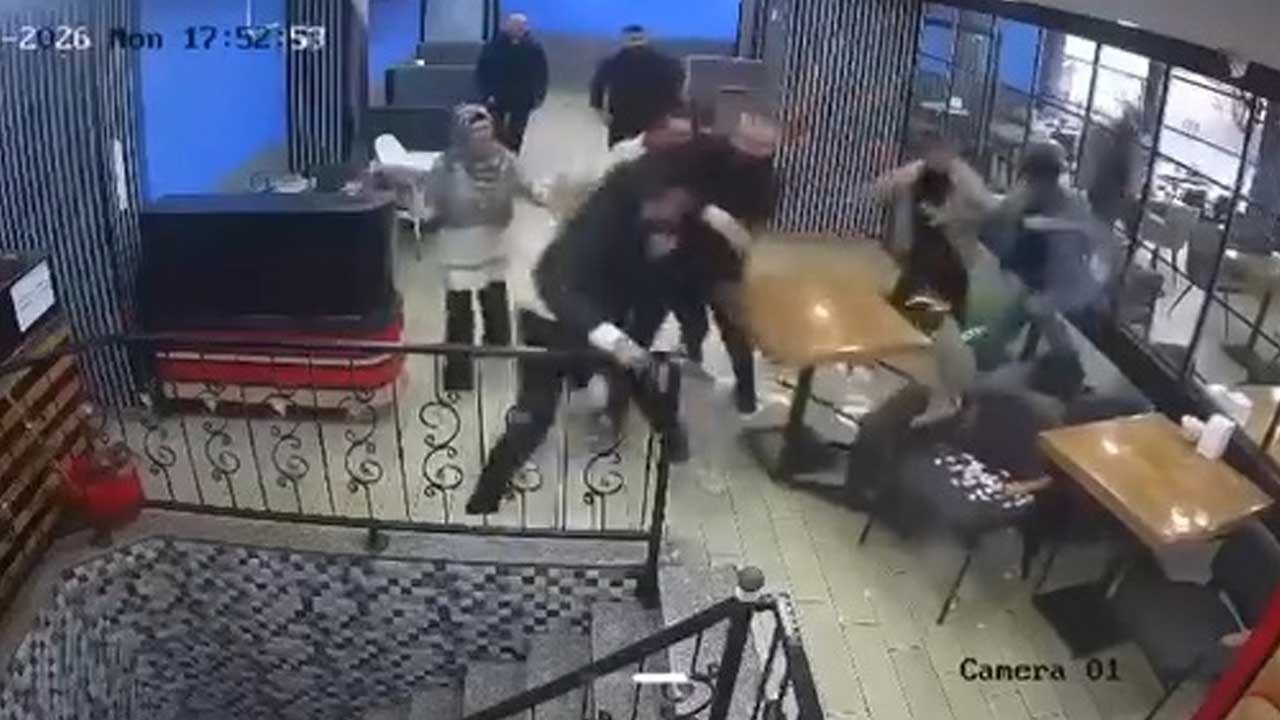 Husumetli iki grup karşılaştı! Ortalık savaş alanına döndü