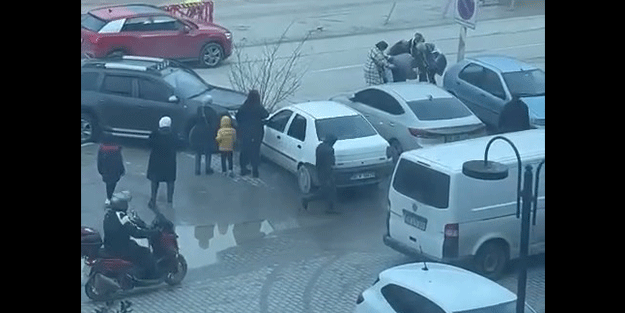 Husumetli sürücüler önce birbirlerine çarptı, ardından tekme tokat kavga etti