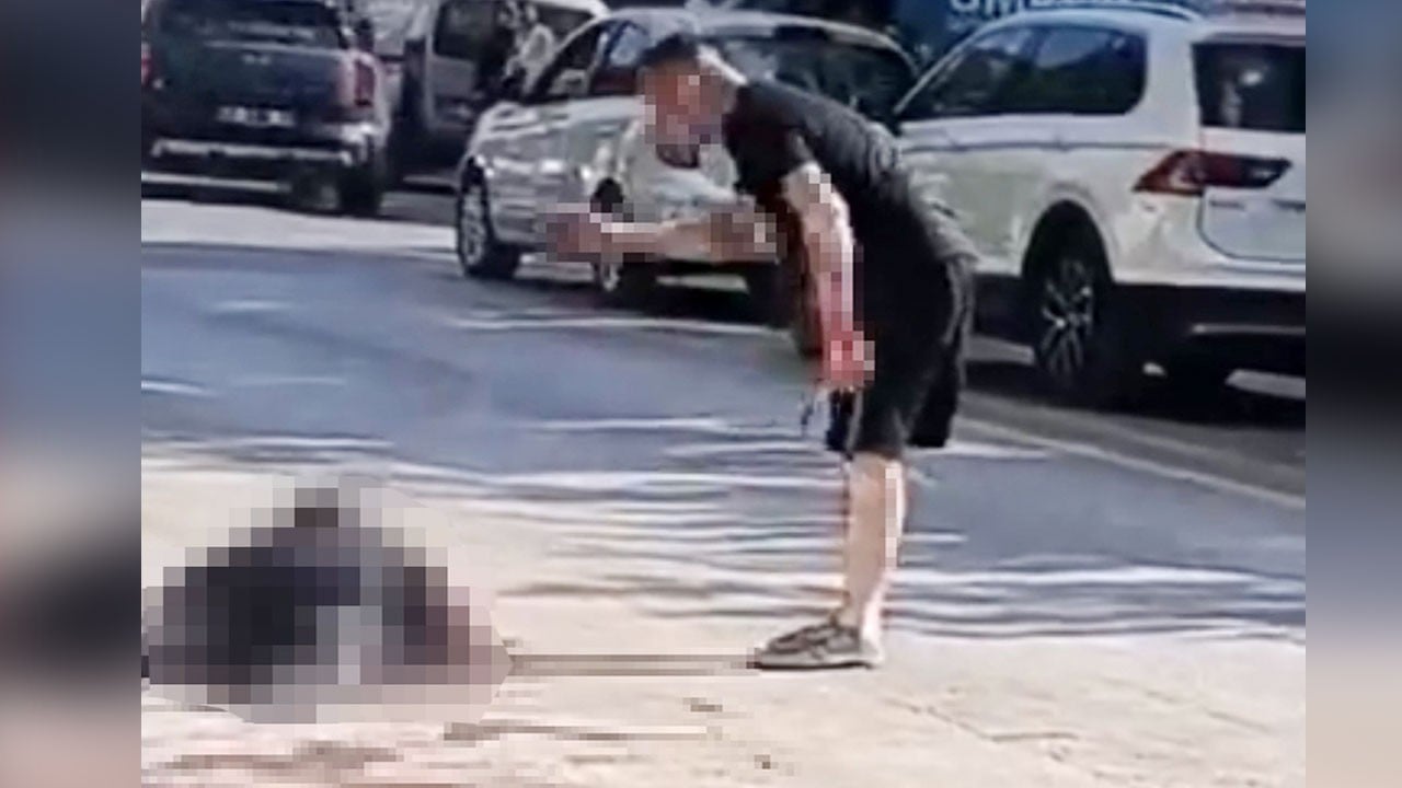 Husumetlisini bıçaklayan caninin kan donduran görüntüleri… Öldürdüğü yetmemiş başında bağırıp çağırmış!