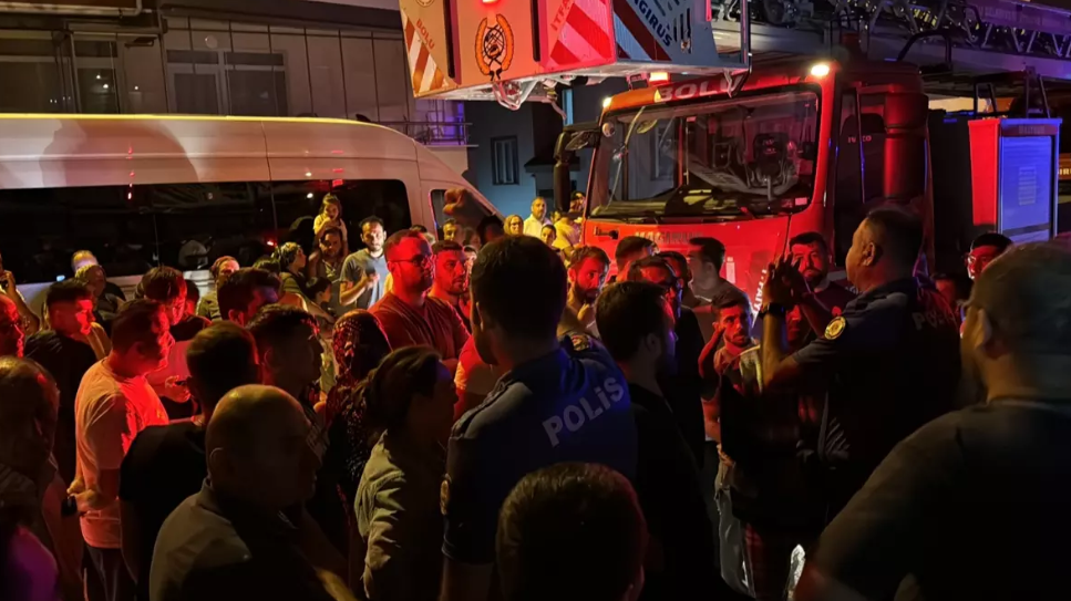 Husumetlisinin evini benzin dökerek ateşe verdi