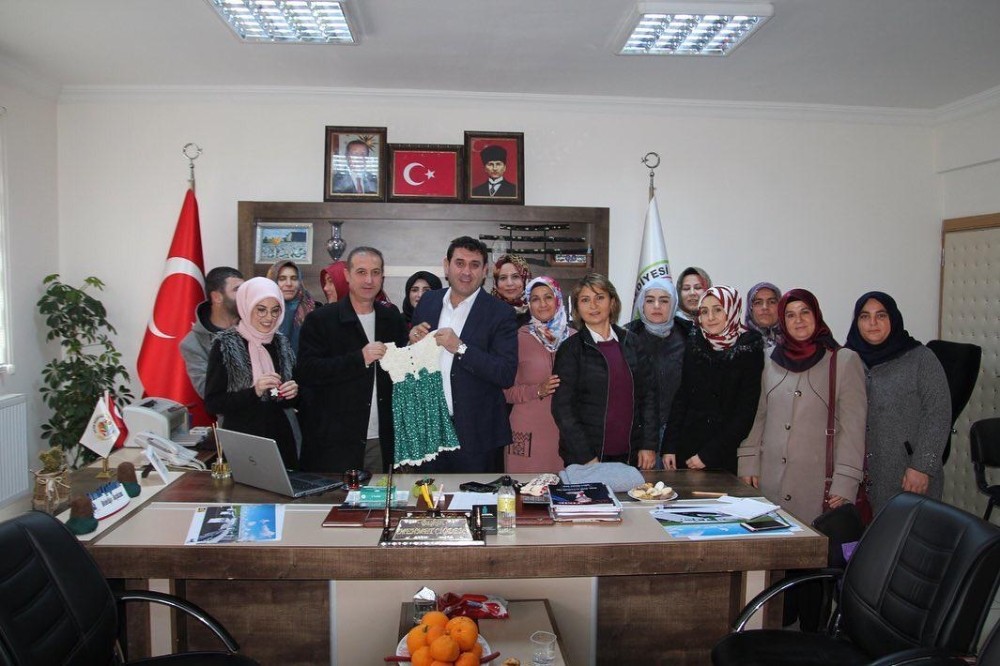 Hüyük’te HEM’in kadın kursiyerlerinden Başkan Çiğdem’e teşekkür ziyareti 